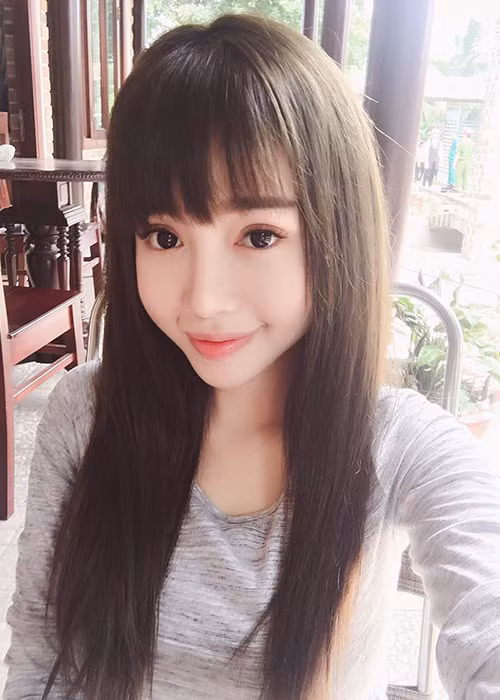 Elly Trần sở hữu gương mặt xinh đẹp, làn da trắng ngần.