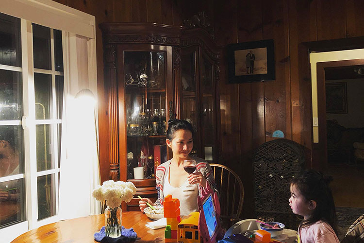 Sao Việt Kim Hiền tiết lộ mẹ đẻ rất tâm lý, luôn theo dõi con gái dù cả hai ở rất xa nhau.