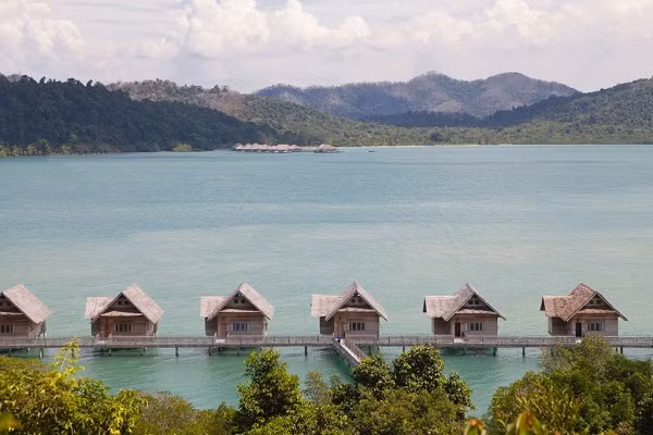 Bãi biển Telunas ban đầu được xây dựng vào năm 2004 và giống với một số nhà nghỉ trên mặt biển truyền thống được các ngư dân sử dụng quanh khu vực, nó được gọi là kelong. Hầu hết khu nghỉ dưỡng được xây dựng hoàn toàn bên trên mặt nước - mỗi phòng hoặc nhà gỗ là một túp lều mái tranh riêng gắn liền những lối đi bằng gỗ với khu ăn uống chung và cầu cảng.