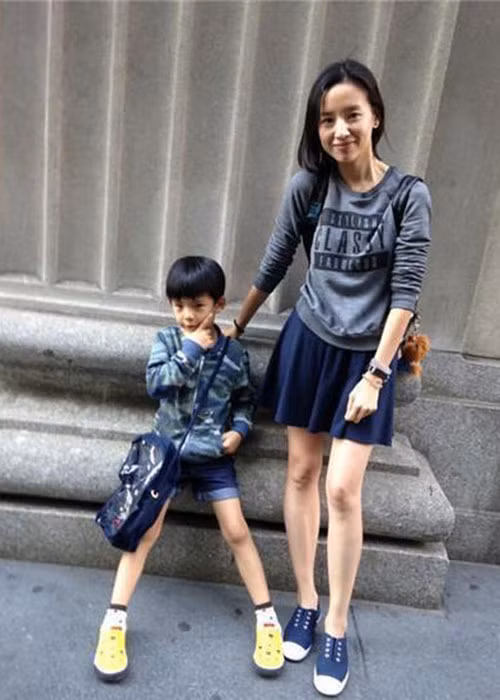 Năm 2017, Đổng Khiết được cho là bán nhà ở Bắc Kinh và chuyển về quê sống cùng bố mẹ và con trai. Ảnh: Sina