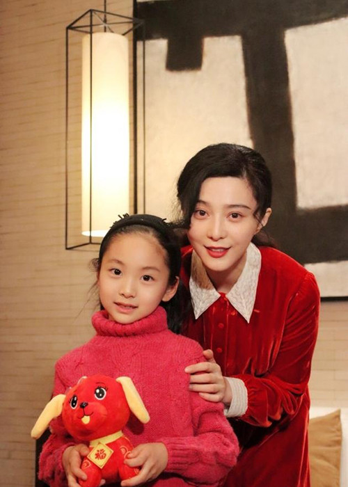 Phạm Đóa Đóa đón năm mới bên Phạm Băng Băng. Ảnh: Sina