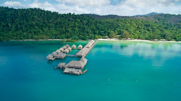 Để đến Telunas Resorts, bạn sẽ di chuyển qua hai chuyến: đi thuyền; đi phà từ Singapore đến bến phà Sekupang của Batam, nơi nhân viên của Telunas Resorts sẽ chào đón bạn và sau đó đi bằng thuyền gỗ nhỏ hơn qua các hòn đảo dài 70-90 phút.