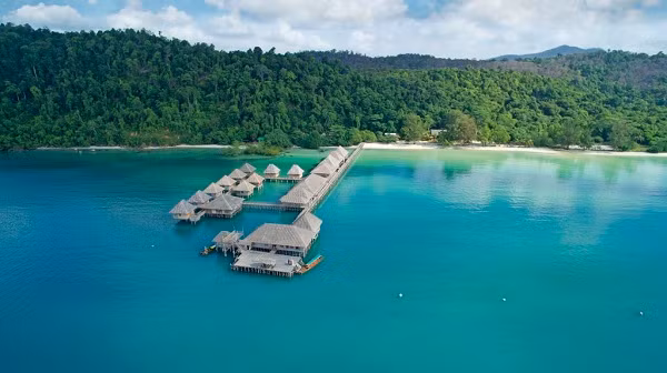 Để đến Telunas Resorts, bạn sẽ di chuyển qua hai chuyến: đi thuyền; đi phà từ Singapore đến bến phà Sekupang của Batam, nơi nhân viên của Telunas Resorts sẽ chào đón bạn và sau đó đi bằng thuyền gỗ nhỏ hơn qua các hòn đảo dài 70-90 phút.