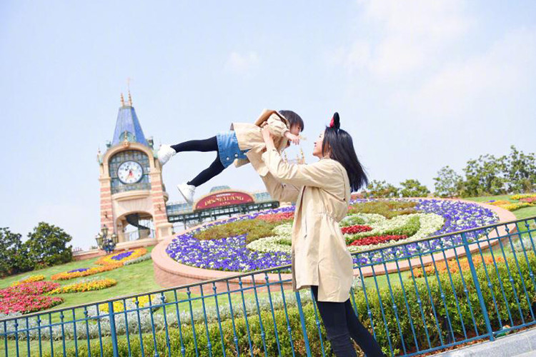 Để đón mừng tuổi mới, Hoa hậu Thế giới 2007 cùng người thân đi chơi công viên Disneyland. Ảnh: Sina