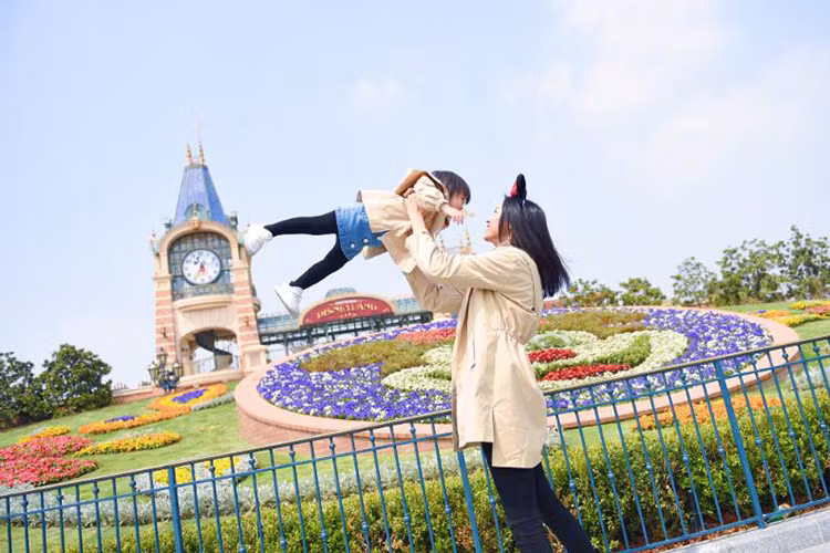 Để đón mừng tuổi mới, Hoa hậu Thế giới 2007 cùng người thân đi chơi công viên Disneyland. Ảnh: Sina