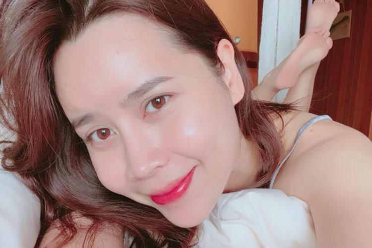 “Gái hai con” Lưu Hương Giang khoe mặt mộc đẹp căng bóng, không tỳ vết.