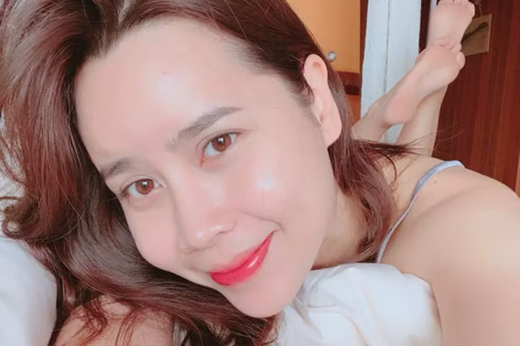 “Gái hai con” Lưu Hương Giang khoe mặt mộc đẹp căng bóng, không tỳ vết.