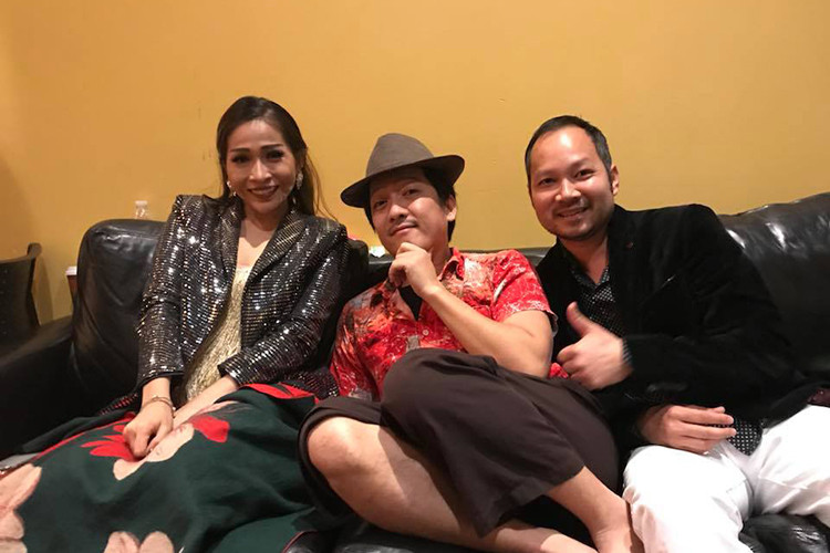 Ông xã Hồng Ngọc chia sẻ về tài nấu ăn của Trường Giang: “Trường Giang luôn là đầu bếp chính và đã phục vụ tất cả mọi người các món ăn quá xuất xắc, từ các món miền quê đến nướng steak ngon hơn cả nhà hàng”.