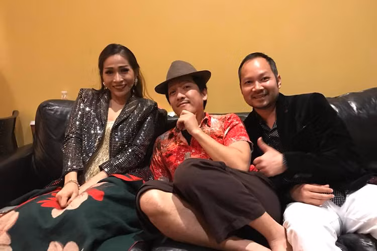 Ông xã Hồng Ngọc chia sẻ về tài nấu ăn của Trường Giang: “Trường Giang luôn là đầu bếp chính và đã phục vụ tất cả mọi người các món ăn quá xuất xắc, từ các món miền quê đến nướng steak ngon hơn cả nhà hàng”.