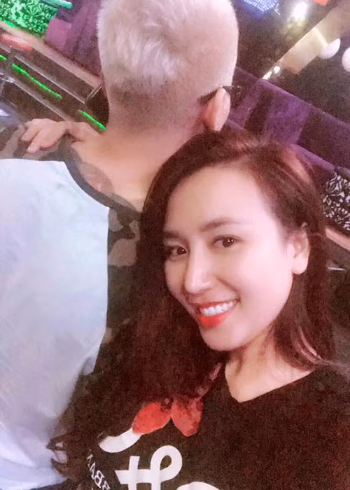 Hình ảnh DJ Thảo BeBe tình tứ tựa vai Khắc Việt ở đời thường.