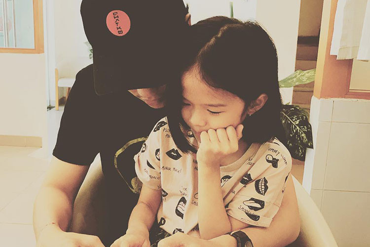 Lý Phương Châu chia sẻ hình ảnh bạn trai thân thiết với con gái của cô kèm bình luận: “Đừng nuối tiếc những gì đã qua, vì quá khứ là điều không thể thay đổi được. Hãy trân trọng hiện tại và hướng về tương lai, vì biết đâu đời còn cho ta nhiều hơn cái ta đã mất. P/S: Đặng Minh Hiền: không tin được 2 chú cháu xem múa mà quên mất mình luôn”.