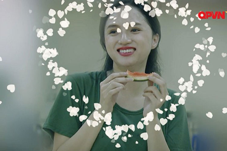 Trong Sao nhập ngũ, người đẹp chuyển giới có không ít khoảnh khắc lầy lội. Ảnh: Khám phá