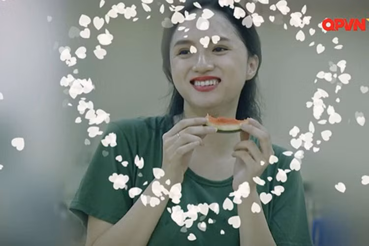 Trong Sao nhập ngũ, người đẹp chuyển giới có không ít khoảnh khắc lầy lội. Ảnh: Khám phá