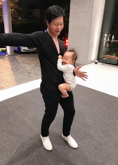 Bé Bồ Câu rất quấn bố. Nhiều người nhận xét, Bồ Câu giống bố như tạc.