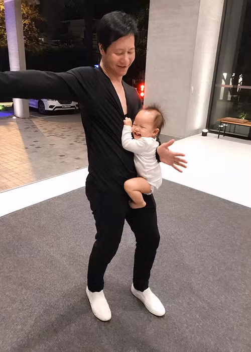 Bé Bồ Câu rất quấn bố. Nhiều người nhận xét, Bồ Câu giống bố như tạc.