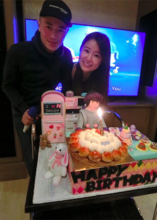 Hoắc Kiến Hoa đón sinh nhật giản dị bên vợ và con gái. Theo lời nam diễn viên, anh sợ cuộc sống của con gái bị ảnh hưởng nên giấu kín hình ảnh bé.