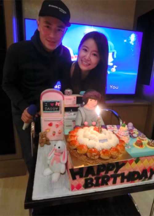 Hoắc Kiến Hoa đón sinh nhật giản dị bên vợ và con gái. Theo lời nam diễn viên, anh sợ cuộc sống của con gái bị ảnh hưởng nên giấu kín hình ảnh bé.