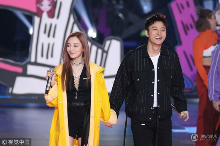 Lần cuối cùng Lý Tiểu Lộ và Giả Nãi Lượng vui vẻ bên nhau là khi cả hai trình diễn tại sự kiện cuối năm, sau 1 ngày Lý Tiểu Lộ vướng scandal ngoại tình. Ảnh: QQ