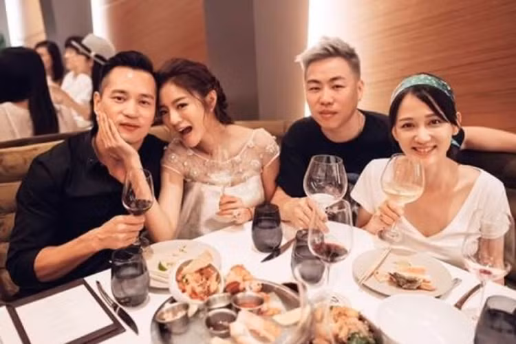 Giữa ồn ào, vợ chồng An Dĩ Hiên vẫn tình cảm bên nhau. Ảnh: On