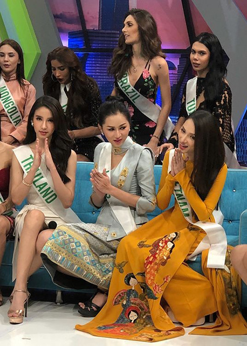 Hương Giang tươi tắn chào khán giả của kênh truyền hình. Ảnh: FBNV