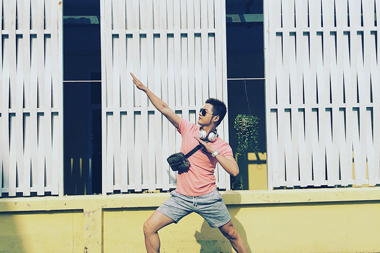 Thanh Duy nhí nhảnh tại Thái Lan sau khi cổ vũ Hương Giang Idol thi hoa hậu.