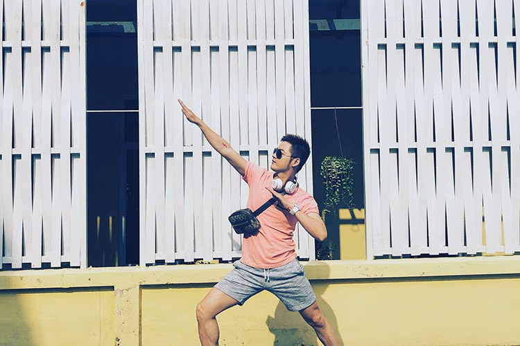 Thanh Duy nhí nhảnh tại Thái Lan sau khi cổ vũ Hương Giang Idol thi hoa hậu.