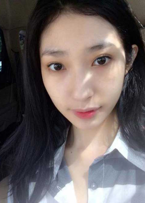 Khổng Tú Quỳnh thường xuyên để mặt mộc. Hiện, bạn gái của Ngô Kiến Huy nhận được sự chú ý bởi vai diễn trong bộ phim "Tháng năm rực rỡ".