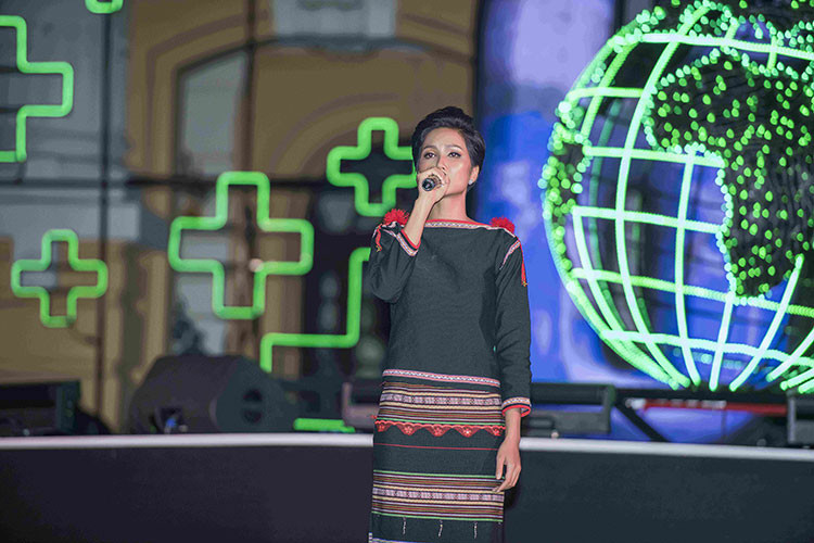 Tham gia sự kiện, H'hen Niê diện trang phục truyền thống của dân tộc Ê đê.