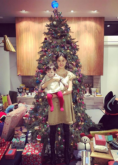 Hình ảnh bé Alaia kháu khỉnh bên mẹ trong lễ Giáng sinh.