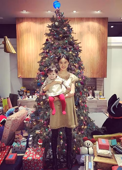 Hình ảnh bé Alaia kháu khỉnh bên mẹ trong lễ Giáng sinh.