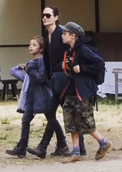 Angelina vẫn thường xuyên đi du lịch cùng các con và thay đổi nơi sống khoảng 3 tháng một lần. Ảnh: TMZ