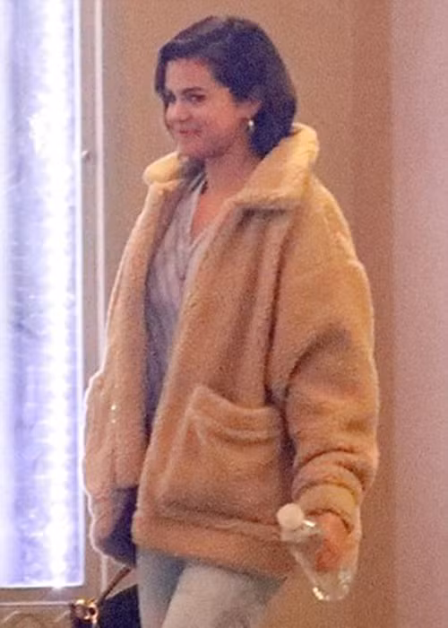 Sau tin đồn chia tay Justin Bieber, Selena Gomez xuất hiện tại một nhà thờ ở Los Angeles. Ảnh: Dailymail