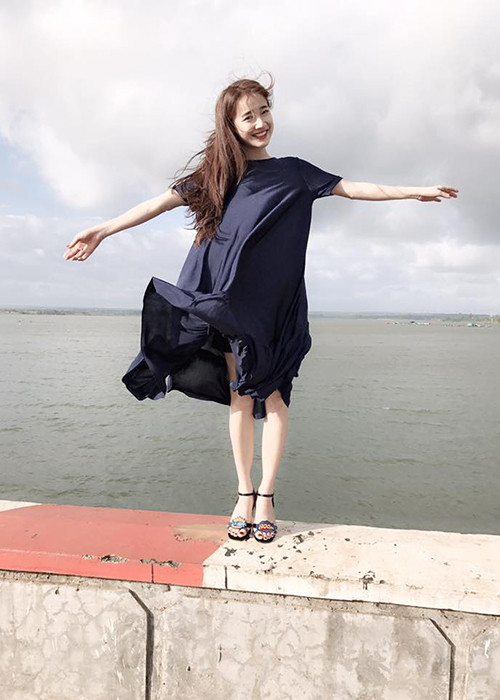 Nhiều người tiếp xúc với Nhã Phương nhận xét Nhã Phương là cô gái dịu dàng, hiền lành, trong sáng và đáng yêu.