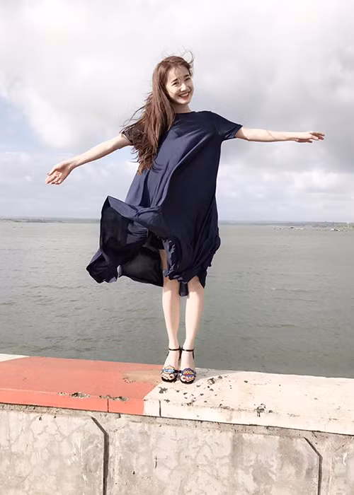 Nhiều người tiếp xúc với Nhã Phương nhận xét Nhã Phương là cô gái dịu dàng, hiền lành, trong sáng và đáng yêu.