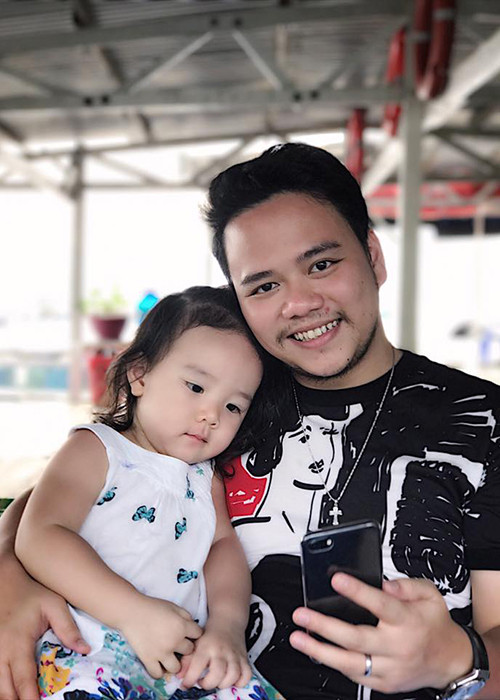 Từ khi có con gái, ông xã của Trang Nhung dành nhiều thời gian hơn cho vợ con.