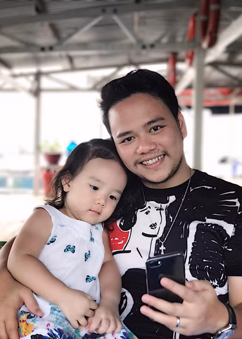 Từ khi có con gái, ông xã của Trang Nhung dành nhiều thời gian hơn cho vợ con.