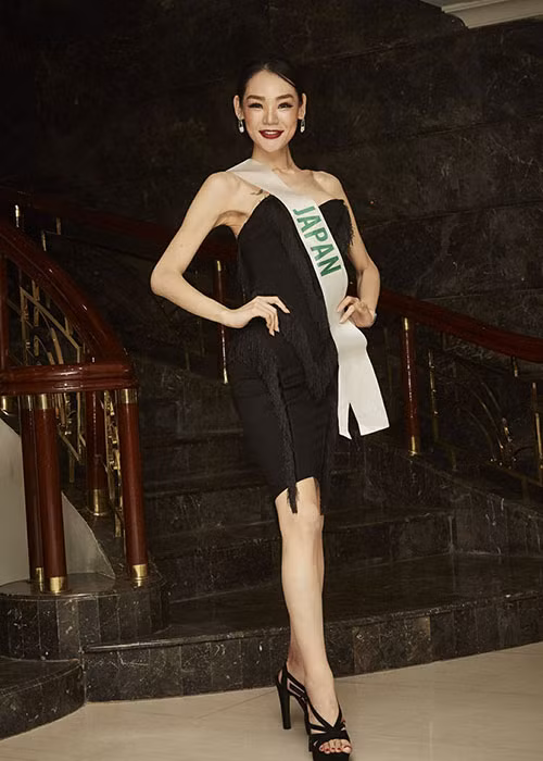 Người đẹp chuyển giới đến từ Nhật Bản tươi tắn khi tham gia hoạt động của cuộc thi.