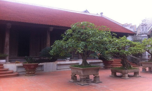 Bên ngoài căn nhà gỗ lim của đại gia Bắc Ninh. Ảnh: Kiến thức.