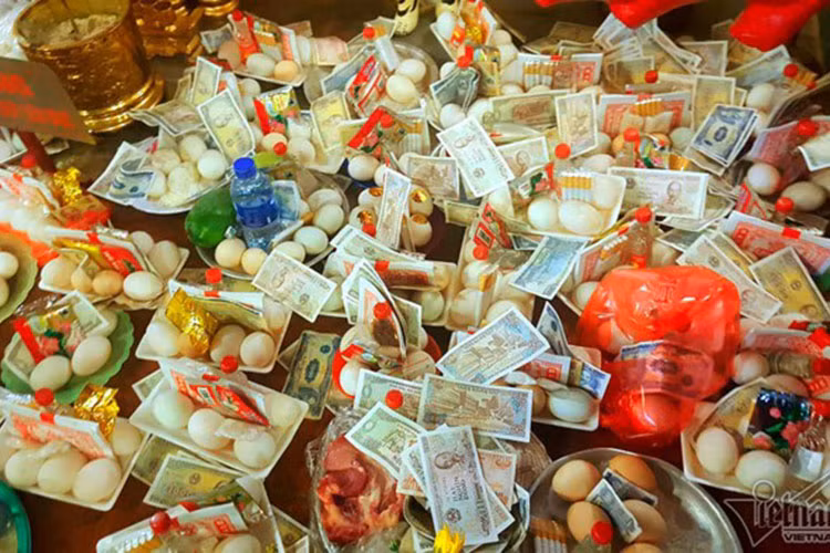 Ngoài lễ vật, các mâm cúng còn được kèm thêm nhiều tiền lẻ. Dù trước mỗi ban thờ trong phủ đều có hòm công đức, song hầu như mọi người đều rải tiền bất kỳ đâu.