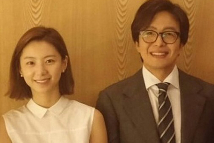 Bae Yong Joon và Park Soo Jin tuyên bố kết hôn chỉ sau 3 tháng hẹn hò. Đám cưới của cặp đôi đã diễn ra vào tháng 9/2015. Ảnh: Hellokpop