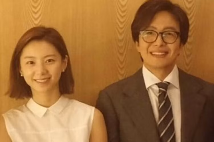 Bae Yong Joon và Park Soo Jin tuyên bố kết hôn chỉ sau 3 tháng hẹn hò. Đám cưới của cặp đôi đã diễn ra vào tháng 9/2015. Ảnh: Hellokpop
