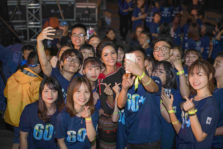 H’hen Niê bày tỏ mong muốn mọi người hãy cùng nhau chung tay bảo vệ môi trường, bằng những hành động cụ thể.