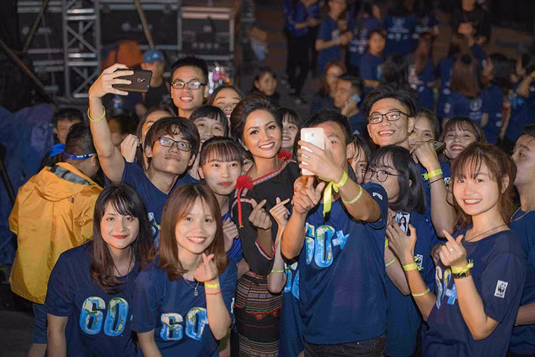 H’hen Niê bày tỏ mong muốn mọi người hãy cùng nhau chung tay bảo vệ môi trường, bằng những hành động cụ thể.