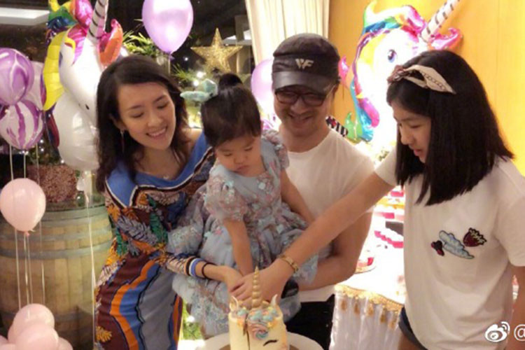 Chương Tử Di từng chia sẻ cô nguyện yêu con riêng của chồng hơn con đẻ bởi muốn bù đắp sự thiếu thốn tình cảm của bé Hy Hy. Ảnh: Weibo