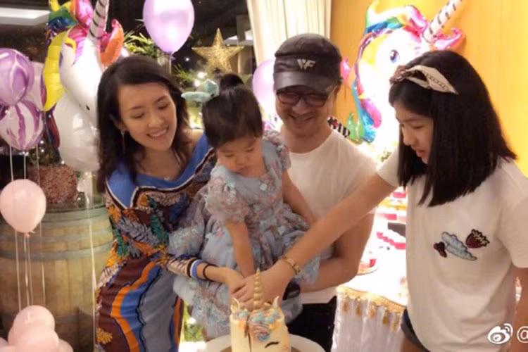 Chương Tử Di từng chia sẻ cô nguyện yêu con riêng của chồng hơn con đẻ bởi muốn bù đắp sự thiếu thốn tình cảm của bé Hy Hy. Ảnh: Weibo