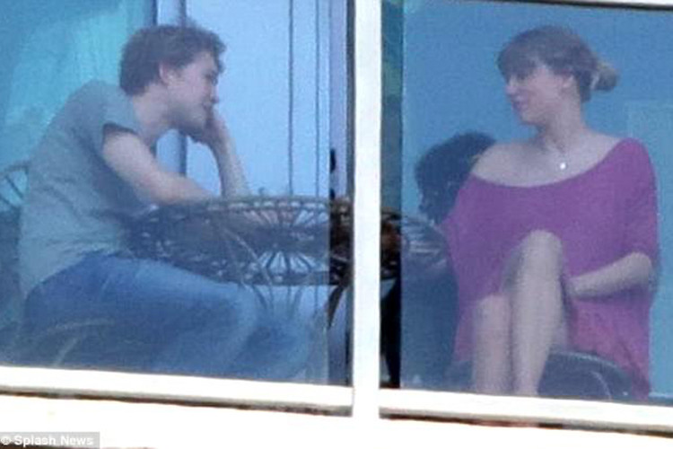 Joe Alwyn sinh năm 1991, là diễn viên của Nhà hát Kịch Tuổi trẻ Quốc gia. Ảnh: Dailymail