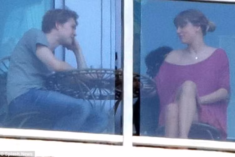 Joe Alwyn sinh năm 1991, là diễn viên của Nhà hát Kịch Tuổi trẻ Quốc gia. Ảnh: Dailymail