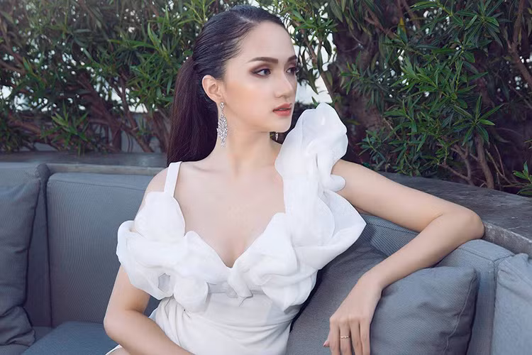 Hương Giang Idol chia sẻ: “Mỗi ngày đều phải nỗ lực và cố gắng. Không bao giờ được nuông chiều bản thân và để trí óc ngừng tư duy về những điều mới. Mạnh mẽ và phấn đấu, tin tưởng vào một tương lai hạnh phúc để cống hiến và lao động”.