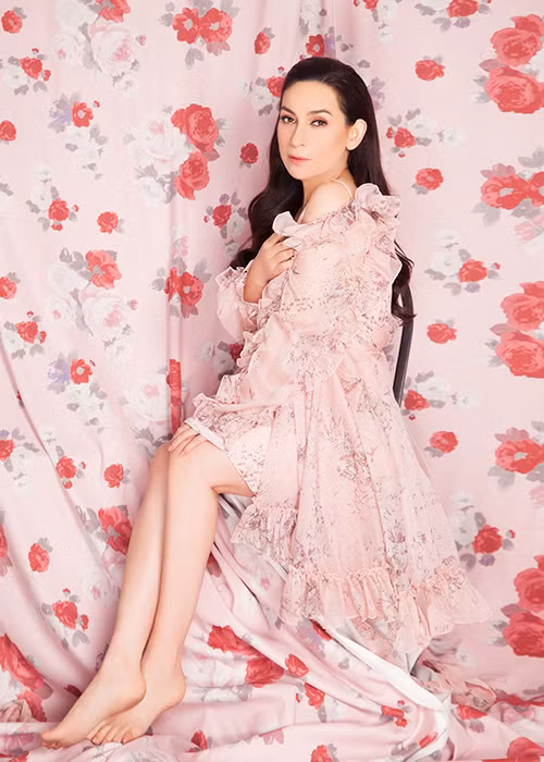 Ca sĩ Phi Nhung chia sẻ rằng, cô về chùa sống cùng các con của mình vì sắp tới cô phải chạy show trong suốt hơn một tháng.