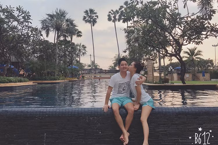 Hải Băng tâm sự: “Đến thời điểm này, tuổi 2 vợ chồng mình cũng được nửa đời người rùi. Không ước mơ con đường sắp tới sẽ đầy hoa hồng, chỉ cần con đường không có quá nhiều xương rồng là được. Mong nửa đời còn lại dù thế nào thì gia đình mình vẫn mãi bên nhau”.